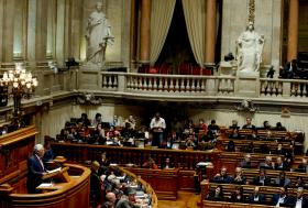 PROPOSTA DE ORÇAMENTO DO ESTADO APROVADA NA GENERALIDADE À ESQUERDA COM VOTOS CONTRA DO PSD E CDS