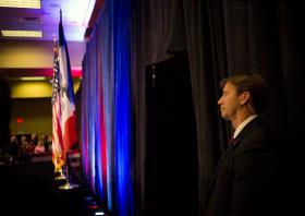 EUA/ELEIÇÕES: TRUMP REGRESSA A COMÍCIO APÓS SER RETIRADO DO PALCO PELA SEGURANÇA