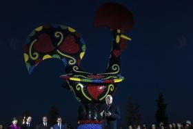 GIGANTE GALO DE BARCELOS ILUMINA-SE JUNTO AO TEJO ANTES DE ‘VOAR’ PARA A CHINA