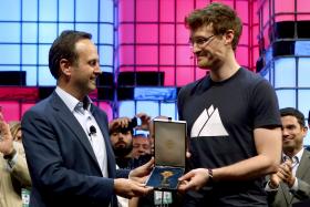 FERNANDO MEDINA EMPRESTA CHAVE DA CIDADE DE LISBOA A FUNDADOR DA WEB SUMMIT