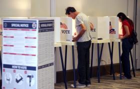 UM MORTO E TRÊS FERIDOS EM TIROTEIO PERTO DE ASSEMBLEIA DE VOTO NA CALIFÓRNIA