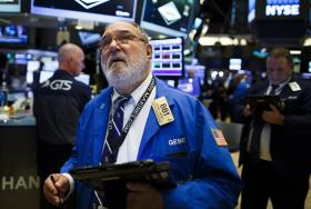 WALL STREET EM ALTA, BANCA E FARMÁCIA VALORIZAM À ESPERA POLÍTICAS FAVORÁVEIS