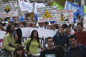 MAIS DE 200 PESSOAS DESFILAM EM LISBOA CONTRA EXPLORAÇÃO DE PETRÓLEO