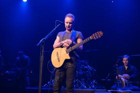 STING EVOCOU VÍTIMAS DO ATAQUE AO BATACLAN E CELEBROU A VIDA COM MÚSICA