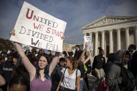 ESTUDANTES UNIVERSITÁRIOS PROTESTAM CONTRA PLANOS DE DEPORTAÇÃO DE DONALD TRUMP