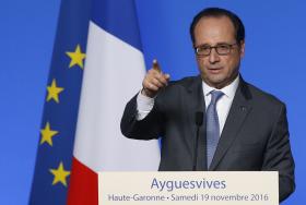 HOLLANDE AVISA TRUMP DE QUE COMPROMISSOS PARA REDUZIR AQUECIMENTO GLOBAL SÃO “IRREVERSÍVEIS”