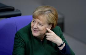 CHANCELER MERKEL PROMETE QUE ALEMANHA NÃO SE VAI ISOLAR E DEFENDE ALIANÇAS COM UE E EUA
