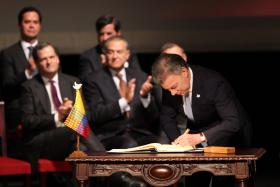 PRESIDENTE DA COLÔMBIA E LÍDER DAS FARC ASSINARAM NOVO ACORDO DE PAZ