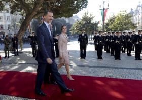 REIS DE ESPANHA RECEBIDOS PELO PRESIDENTE DA REPÚBLICA E COM HONRAS MILITARES