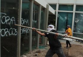 PR DO BRASIL REPUDIA VIOLÊNCIA EM PROTESTOS QUE CULMINARAM EM FERIDOS E DESTRUIÇÃO NAS RUAS
