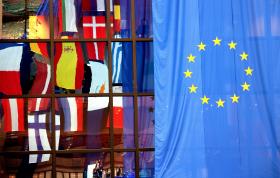 BRUXELAS APROVA TODOS OS PLANOS ORÇAMENTAIS DA ZONA EURO MAS VÊ RISCOS EM OITO