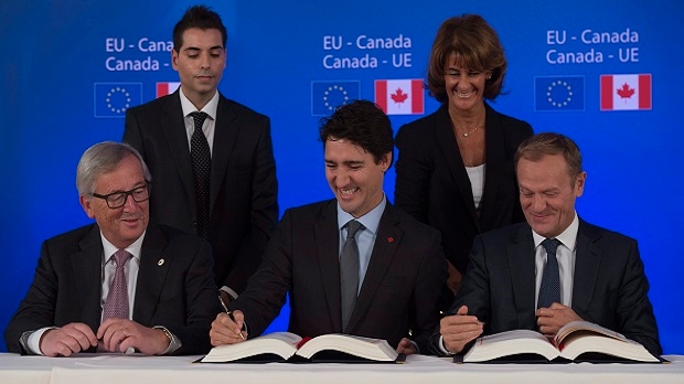 Trudeau participa na cerimónia de assinatura do acordo económico e comercial global com o Presidente da Comissão Europeia e o Presidente do Conselho Europeu. Bélgica - 30 de outubro de 2016. The Canadian Press / Adrian Wyld