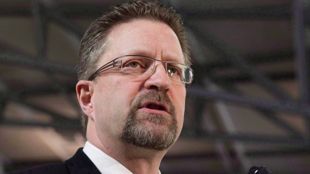 Chuck Strahl faz um anúncio em Otava, nesta foto de arquivo de 3 de fevereiro de 2011. (THE CANADIAN PRESS/Adrian Wyld)