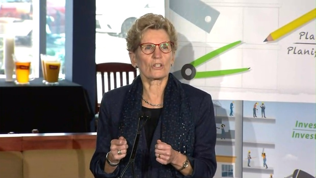 A primeira-ministra Kathleen Wynne fala aos repórteres no dia 21 de novembro de 2016