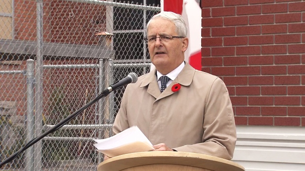 O ministro dos Transportes, Marc Garneau, durante anúncio da proposta, esta segunda-feira, 31 de outubro de 2016