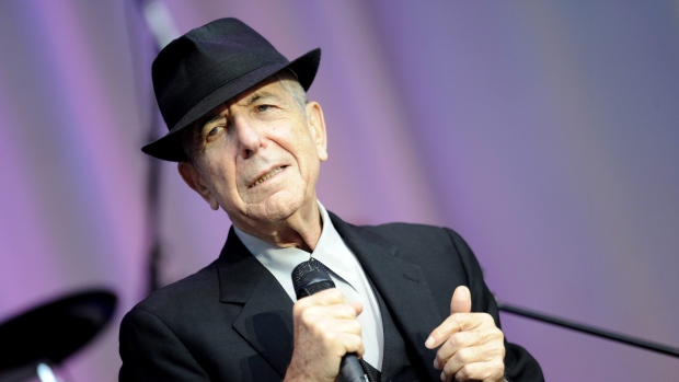 Nesta foto de 18 de agosto de 2010, o cantor Leonard Cohen atua ao ar livre no Waldbuehne em Berlim. (AP Photo / DAPD, Kai-'Uwe Knoth)