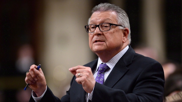 O ministro da Segurança Pública, Ralph Goodale, durante o período de perguntas na Câmara dos Comuns no Parlamento, em Otava - 28 de janeiro de 2016. (The Canadian Press / Sean Kilpatrick)