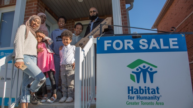 Família Yousef em frente à sua nova casa construída pela Habitat for Humanity. (Martin Trainor / CBC News)