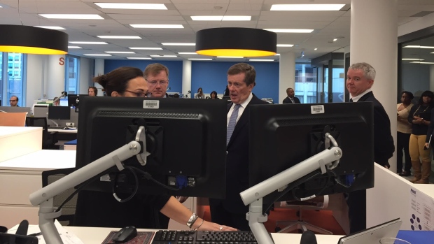 O presidente de Toronto, John Tory, durante uma visita a um andar no Metro Hall antes de anunciar novos detalhes do seu plano para modernizar a cidade. (Trevor Dunn / CBC)