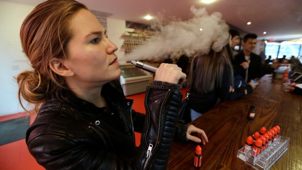 A legislação proposta permitirá aos adultos o acesso a produtos de vapear como alternativas menos prejudiciais ao uso do tabaco, diz a Health Canada. (Frank Franklin II / Associated Press)