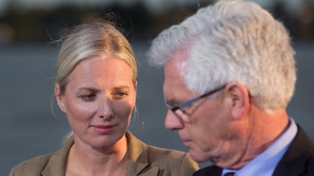 Catherine McKenna, esquerda, Ministra do Meio Ambiente e Mudanças Climáticas, e Jim Carr, Ministro dos Recursos Naturais, anunciam a aprovação do projeto Pacific NorthWest LNG. Carr anunciou na terça-feira um painel para rever o National Energy Board. (Darryl Dyck / Canadian Press)