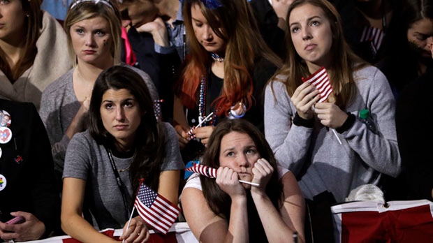 Os apoiantes assistem aos resultados das eleições através de um ecrã gigante, durante a noite eleitoral presidencial da democrata Hillary Clinton, no salão de espera do Jacob Javits Center, em Nova York, na terça-feira, 8 de novembro de 2016. (AP Photo / Matt Rourke)
