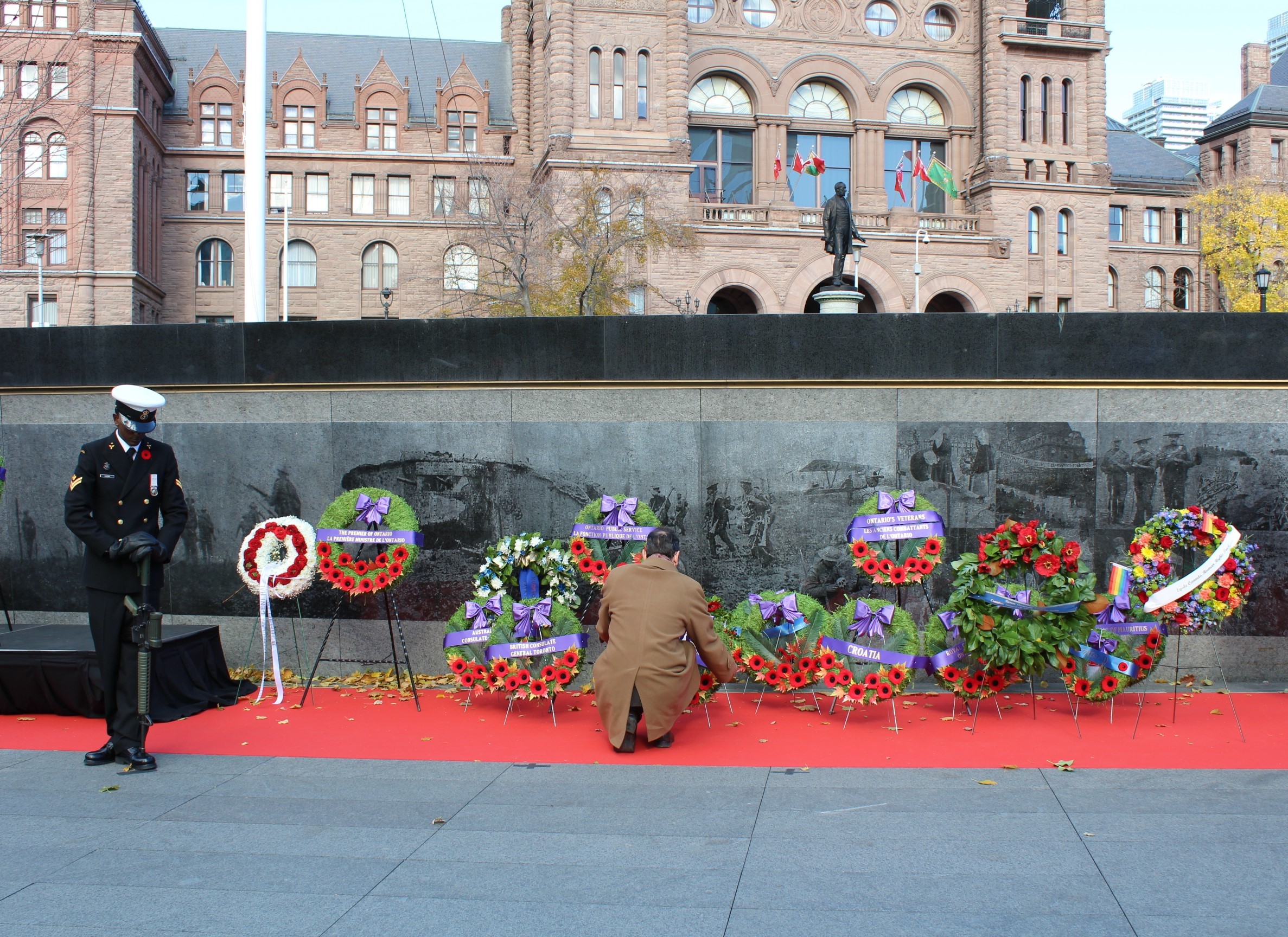 Um dignitário coloca uma coroa de flores no Memorial aos Veteranos do Ontário, no Queen's Park, Toronto. LA/CMC
