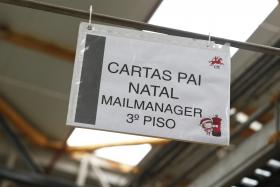 MILHARES DE CARTAS PARA O PAI NATAL ESTÃO A CHEGAR AOS CORREIOS, E ELE RESPONDE