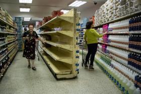 PREÇOS DO ARROZ, ÓLEO, MASSA E AÇÚCAR SUBIRAM ATÉ 147% NA VENEZUELA