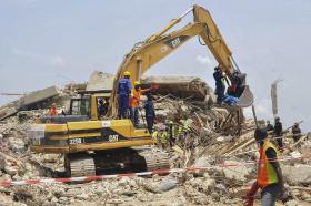 BALANÇO DE MORTOS SOBE PARA 160 APÓS COLAPSO DO TETO DE UMA IGREJA NA NIGÉRIA