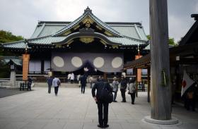 MINISTRA DA DEFESA DO JAPÃO VISITA SANTUÁRIO QUE HOMENAGEIA MORTOS DA II GUERRA MUNDIAL