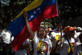 GOVERNO DA VENEZUELA VAI DEIXAR ENTRAR MEDICAMENTOS E ALIMENTOS NO PAÍS – OPOSIÇÃO