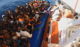 GUARDA COSTEIRA ITALIANA RESGATA MAIS DE 1.300 PESSOAS MEDITERÂNEO EM 48 HORAS