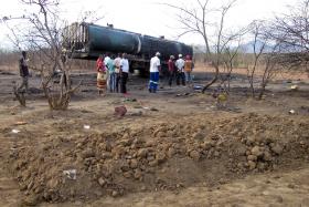 CAMIONISTA APANHADO A VENDER COMBUSTÍVEL PERTO DE LOCAL DE EXPLOSÃO DE CAMIÃO-CISTERNA EM MOÇAMBIQUE