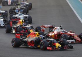 RICCIARDO NEGA MERCEDES E GARANTE QUE CONTINUA NA RED BULL NO PRÓXIMO MUNDIAL DE F1