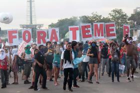 MOVIMENTOS SOCIAIS E OPOSIÇÃO ENTREGAM PEDIDO DE DESTITUIÇÃO DO PRESIDENTE TEMER