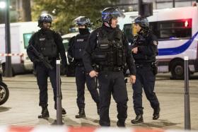 REFÉNS DE PARIS SÃOS E SALVOS MAS ASSALTANTE DE AGÊNCIA DE VIAGENS FUGIU