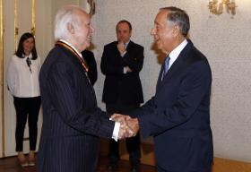 PR CONDECORA CARLOS DO CARMO, FADISTA QUE “ENCHE A ALMA DOS PORTUGUESES”