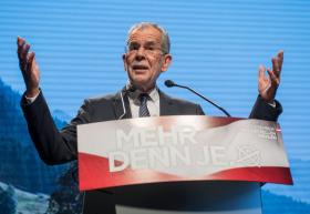 CANDIDATO ECOLOGISTA VAN DER BELLEN VENCE PRESIDENCIAIS NA ÁUSTRIA – PROJEÇÕES TV
