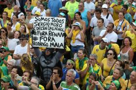 POLÍCIA DO RIO DE JANEIRO LANÇA GÁS LACRIMOGÉNEO EM IGREJA DURANTE PROTESTO CONTRA AUSTERIDADE