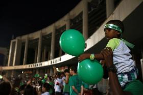ACIDENTE/COLÔMBIA: NEYMAR, ZICO E OUTRAS ESTRELAS HOMENAGEIAM CHAPECOENSE NO MARACANÃ