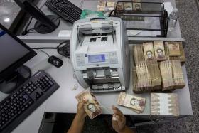 NOTAS DE 100 BOLÍVARES VÃO CONTINUAR A CIRCULAR ATÉ 20 DE JANEIRO NA VENEZUELA