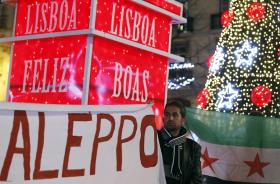 MANIFESTAÇÃO PELA CIDADE SÍRIA DE ALEPO REÚNE MAIS DE MEIA CENTENA DE PESSOAS EM LISBOA