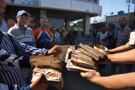 MADURO MANTÉM CIRCULAÇÃO DE NOTAS CEM BOLÍVARES E FECHO DE FRONTEIRAS ATÉ 02 DE JANEIRO