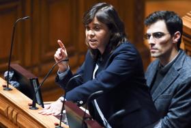 BE DESAFIA COSTA E PS A MUDAREM LEI SOBRE VENDA DE PRODUTOS DE RISCO NOS BANCOS