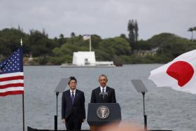 PM JAPONÊS EXPRESSA CONDOLÊNCIAS ÀS VÍTIMAS DE PEARL HARBOUR EM VISITA HISTÓRICA