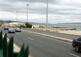 TRÂNSITO REABERTO NA MARGINAL, EM OEIRAS, APÓS ACIDENTE COM QUATRO FERIDOS