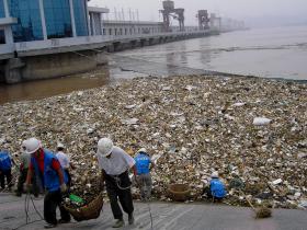 POLÍCIA CHINESA DETÉM SUSPEITOS DE DESPEJAR CENTENAS DE TONELADAS DE LIXO NO RIO YANGTSE