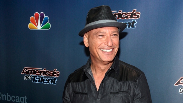 A personalidade da televisão, Howie Mandel, na passadeira vermelha do 