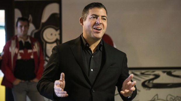O Diretor de Marketing do Comité Olímpico Canadiano Derek Kent faz um breve discurso no escritório de Sid Lee, em Toronto - 29 de novembro de 2016. THE CANADIAN PRESS/Christopher Katsarov